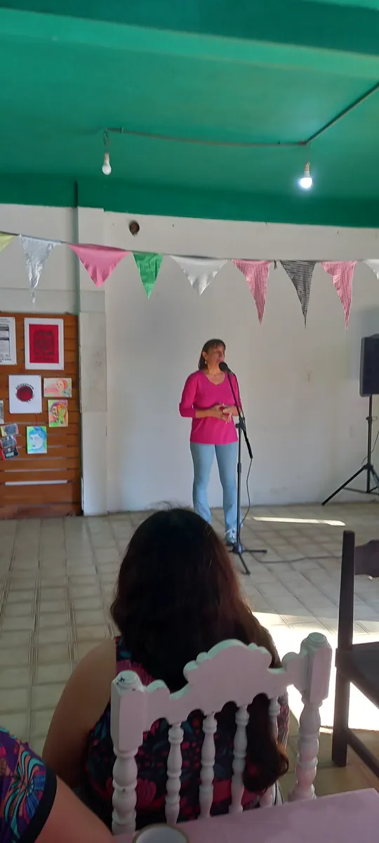 Candidata hablando al público con banderines de colores